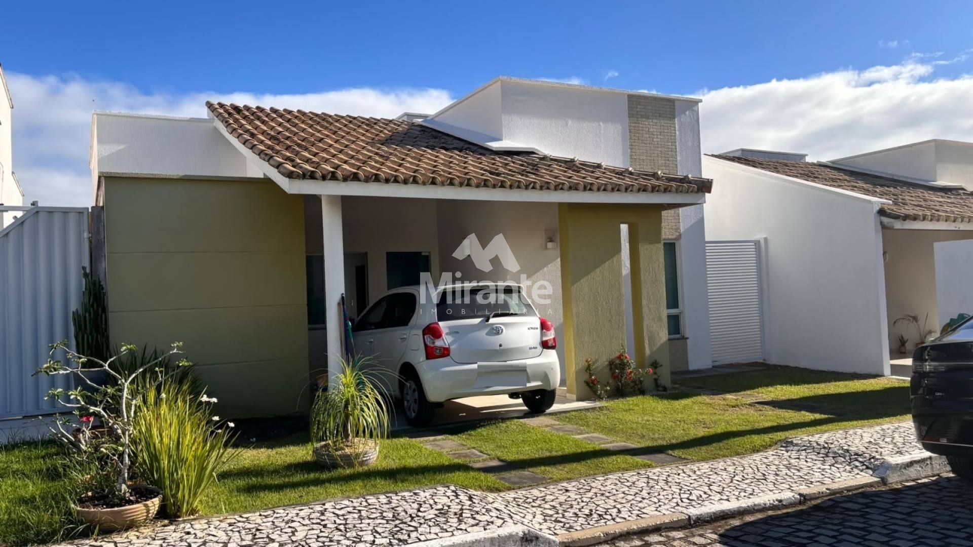 Casa de Condomínio Para Alugar com 3 quartos sendo 1 suíte no bairro Sim em Feira De Santana