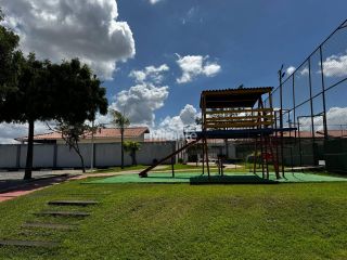 Casa de Condomínio Para Vender com 4 quartos sendo 2 suítes no bairro Pedra do Descanso em Feira De Santana