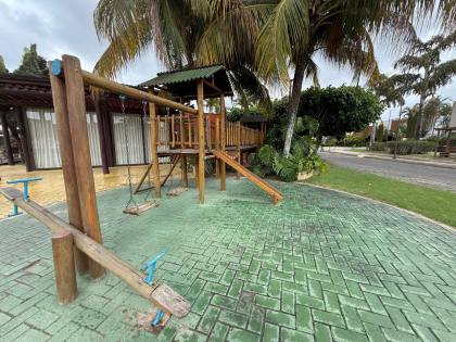 Casa de Condomínio Para Alugar com 04 quartos, sendo 03 suítes, no bairro Sim em Feira De Santana