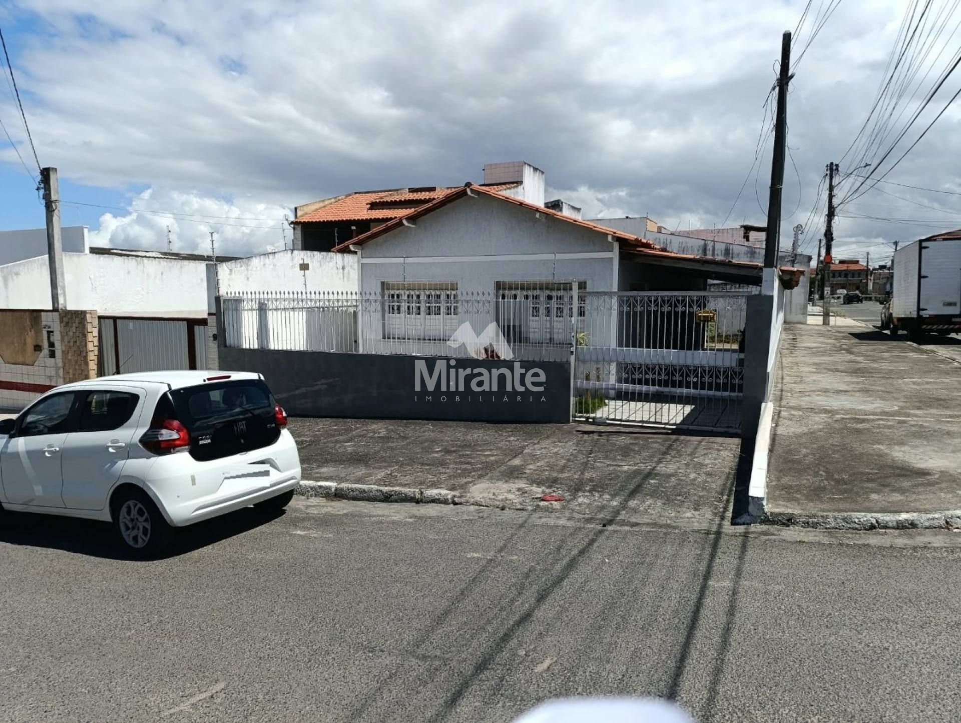 Casa Para Alugar com 3 quartos sendo 1 suíte no bairro Jardim Cruzeiro em Feira De Santana