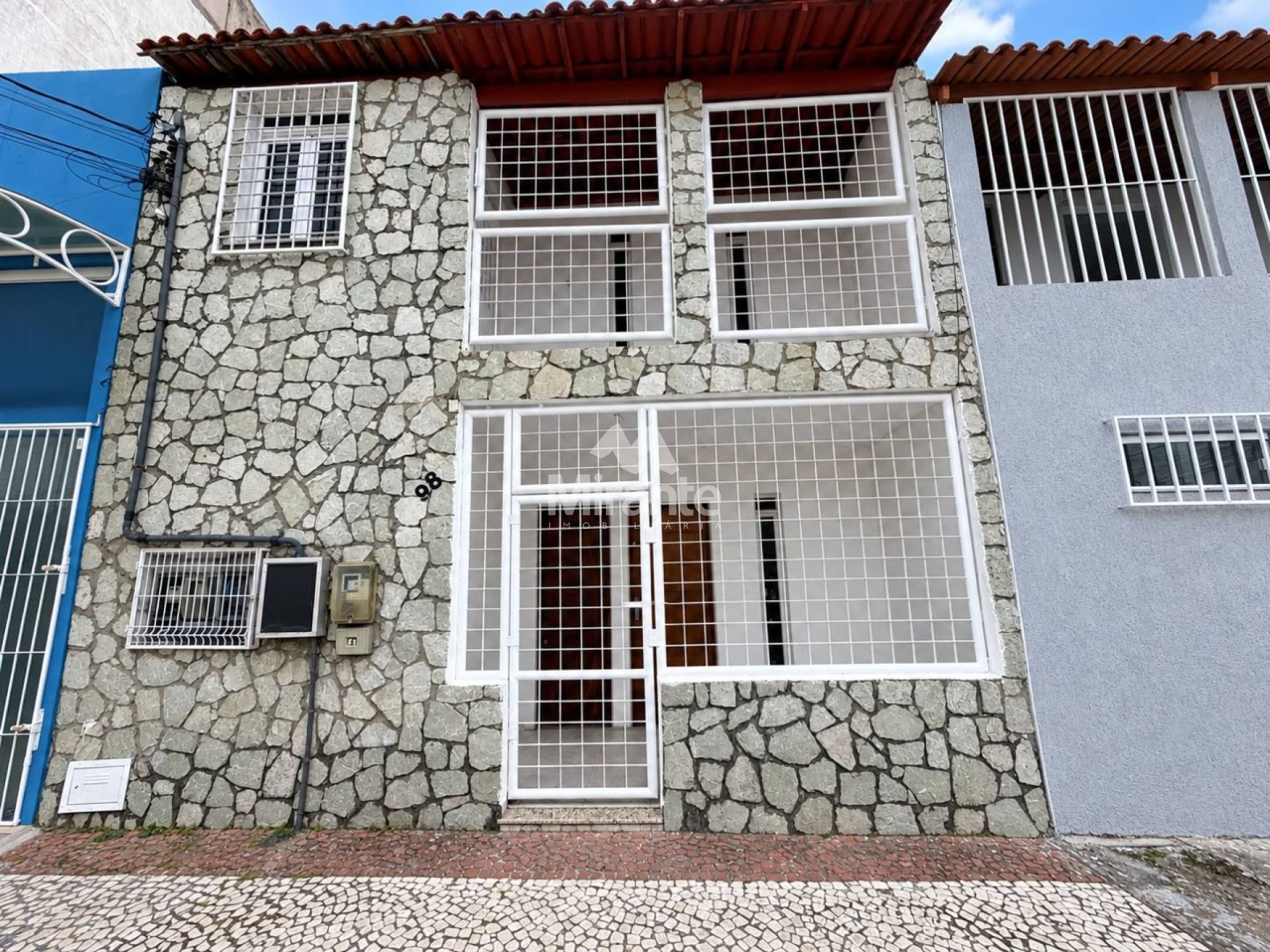Casa Para Alugar com 2 quartos sendo 1 suíte no bairro Centro em Feira De Santana