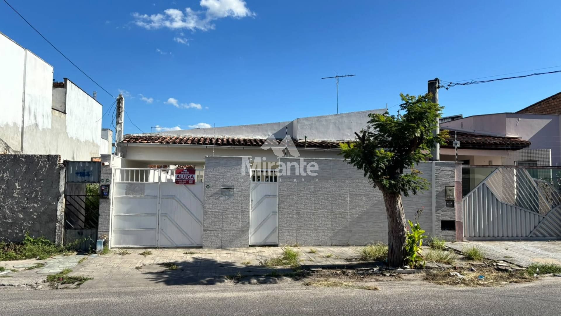 Casa Para Alugar com 3 quartos sendo 1 suíte no bairro Capuchinhos em Feira De Santana