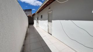 Casa Para Alugar com 3 quartos sendo 1 suíte no bairro Capuchinhos em Feira De Santana