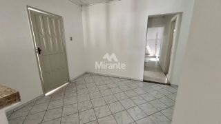 Casa Para Alugar com 3 quartos sendo 1 suíte no bairro Capuchinhos em Feira De Santana