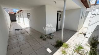 Casa Para Alugar com 3 quartos sendo 1 suíte no bairro Capuchinhos em Feira De Santana