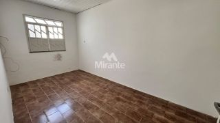 Casa Para Alugar com 3 quartos sendo 1 suíte no bairro Capuchinhos em Feira De Santana