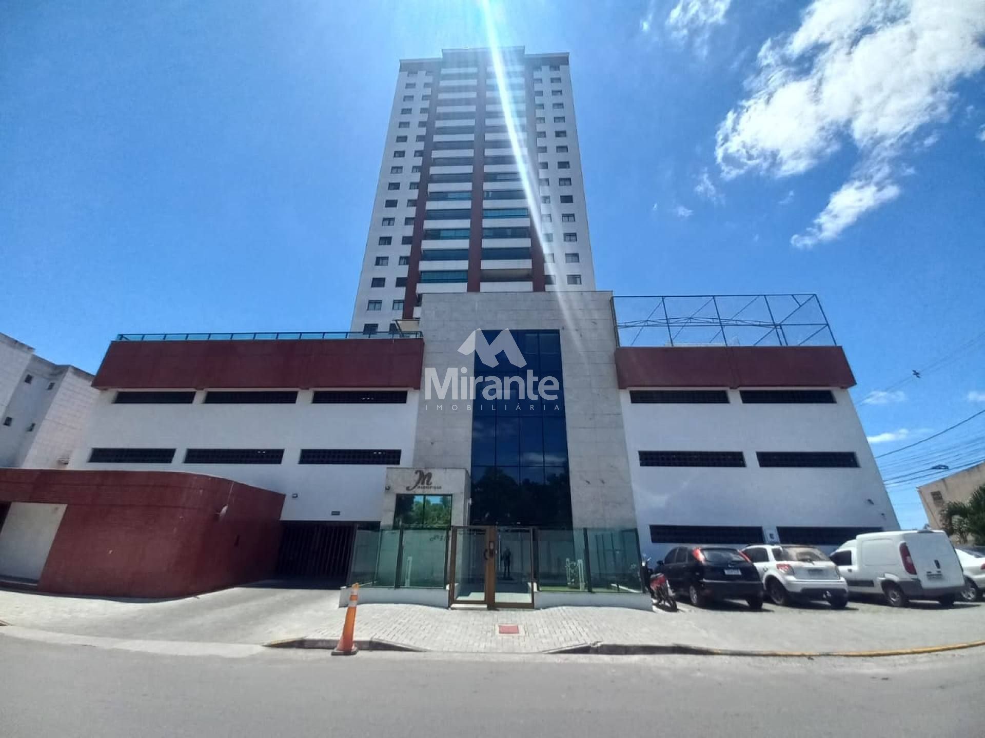 Apartamento Para Alugar com 3 quartos sendo 1 suíte no bairro Santa Mônica em Feira De Santana