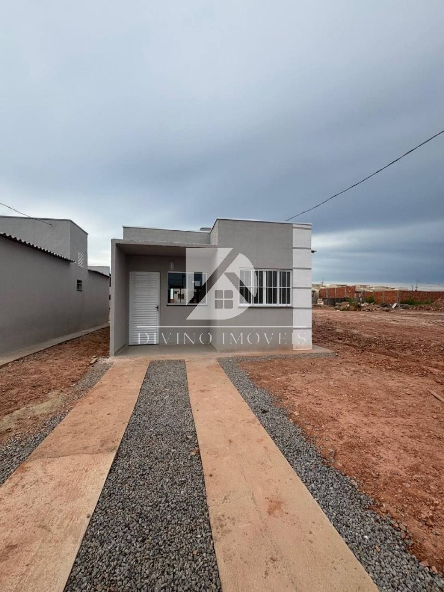 IMOVEL COM 2 QUARTOS, SALA/COZINHA, VARANDA AMPLA E UM BANHEIRO SOCIAL