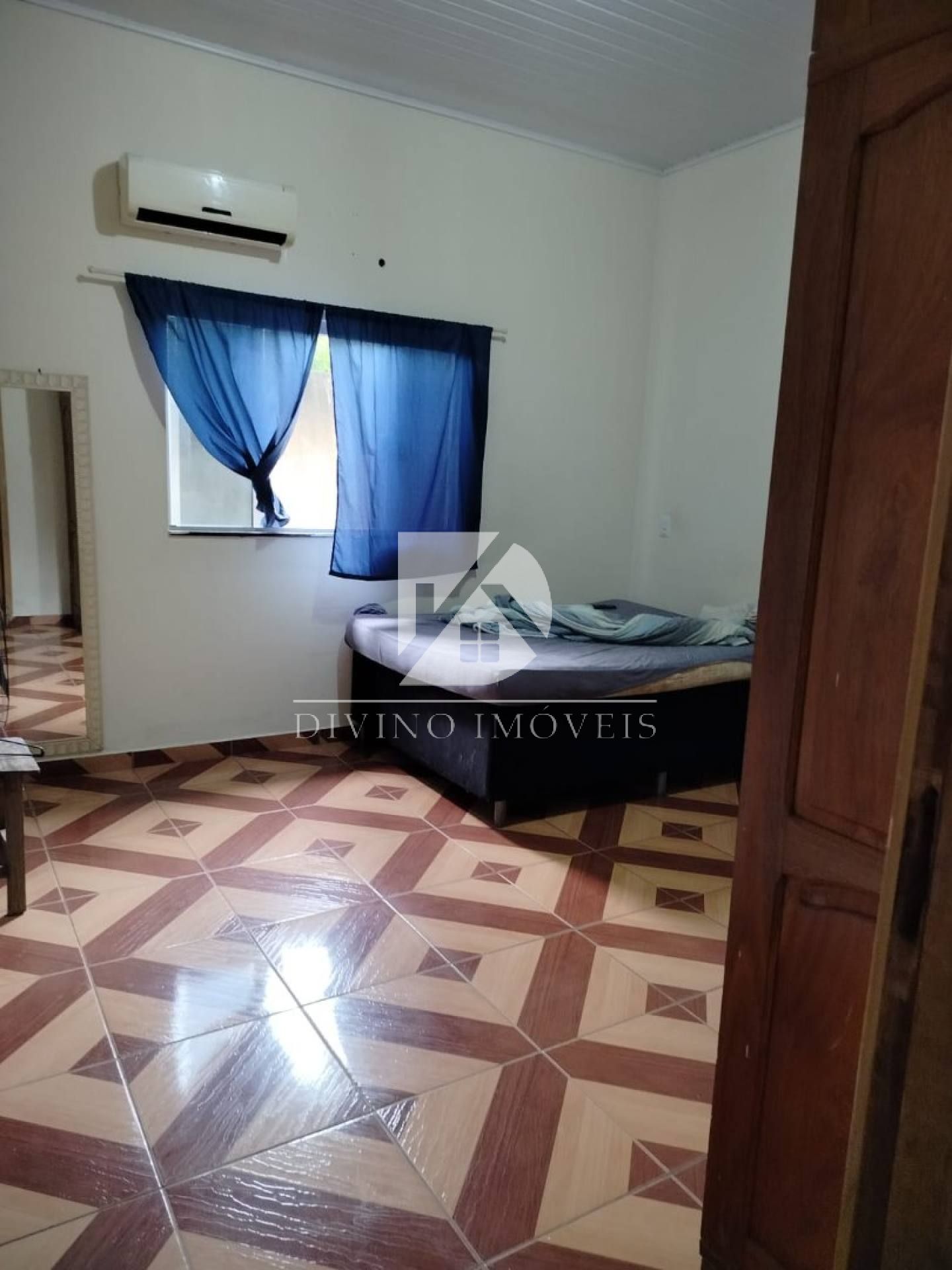 VENDO SOBRADO NO CRISTO REI COM PONTO COMERCIAL NA FRENTE E CASA COM 3/4 NO FUNDO