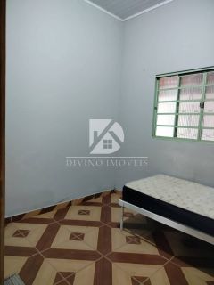 VENDO SOBRADO NO CRISTO REI COM PONTO COMERCIAL NA FRENTE E CASA COM 3/4 NO FUNDO