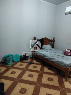 VENDO SOBRADO NO CRISTO REI COM PONTO COMERCIAL NA FRENTE E CASA COM 3/4 NO FUNDO