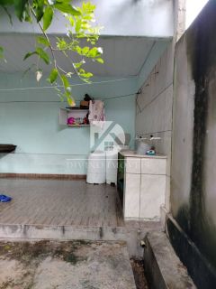 VENDO SOBRADO NO CRISTO REI COM PONTO COMERCIAL NA FRENTE E CASA COM 3/4 NO FUNDO