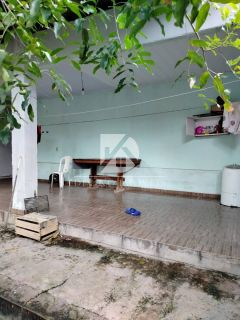 VENDO SOBRADO NO CRISTO REI COM PONTO COMERCIAL NA FRENTE E CASA COM 3/4 NO FUNDO
