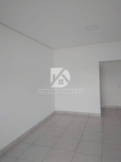 VENDO SOBRADO NO CRISTO REI COM PONTO COMERCIAL NA FRENTE E CASA COM 3/4 NO FUNDO