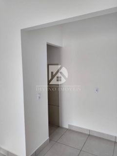 VENDO SOBRADO NO CRISTO REI COM PONTO COMERCIAL NA FRENTE E CASA COM 3/4 NO FUNDO