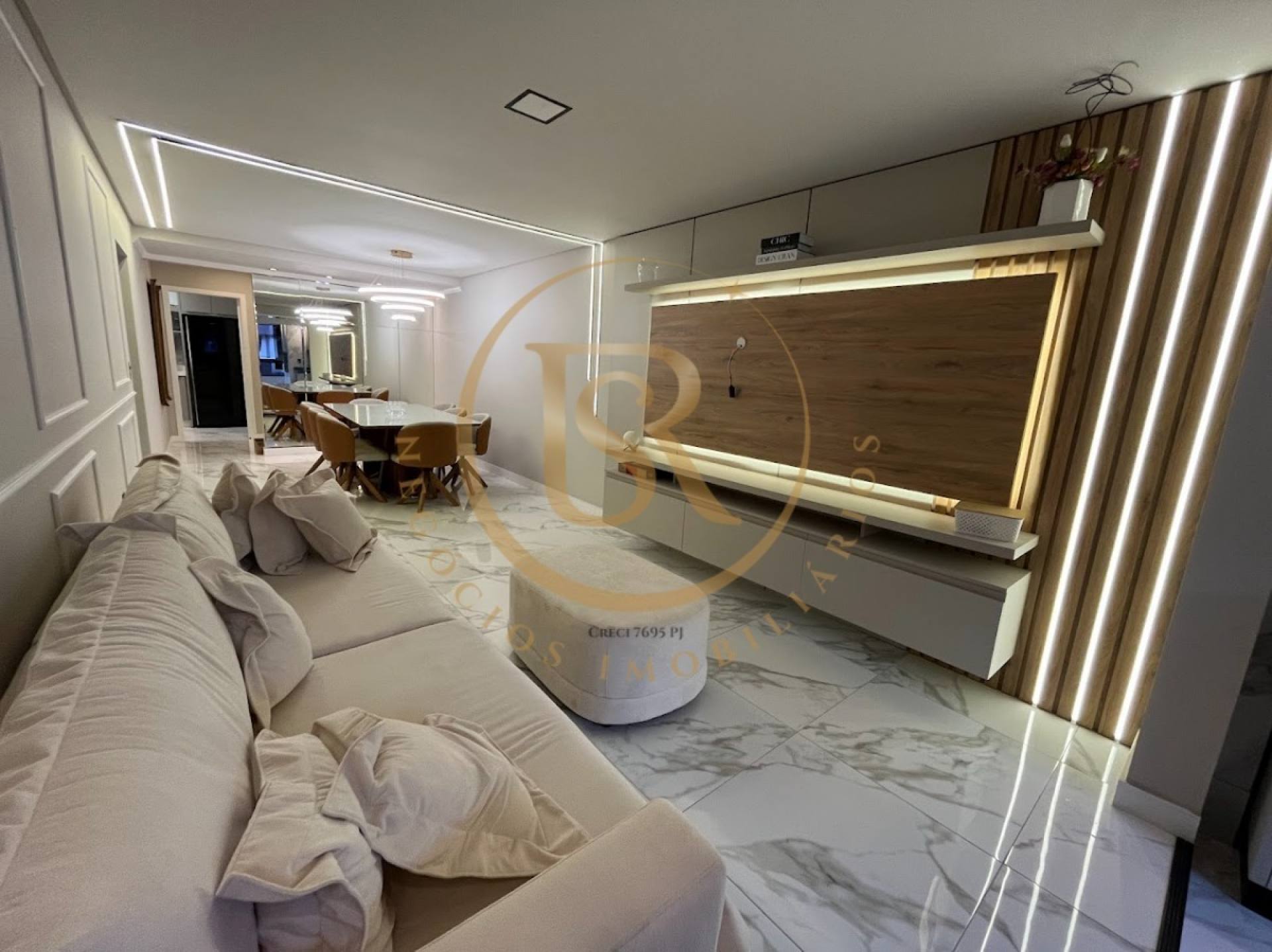 Apartamento finamente mobiliado em Meia praia a poucos metros do mar