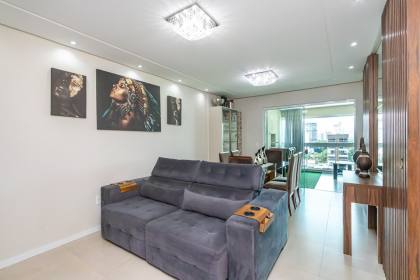 Apartamento à venda na Meia Praia