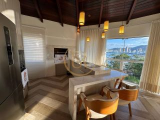 Casa vista mar disponível para locação anual.