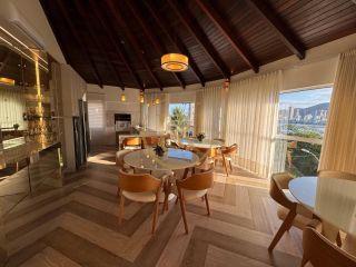 Casa vista mar disponível para locação anual.