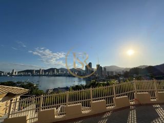 Casa vista mar disponível para locação anual.
