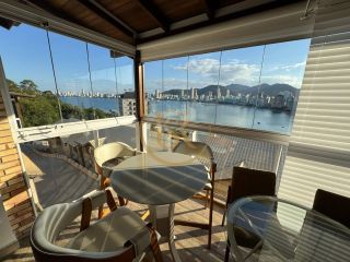 Casa vista mar disponível para locação anual.