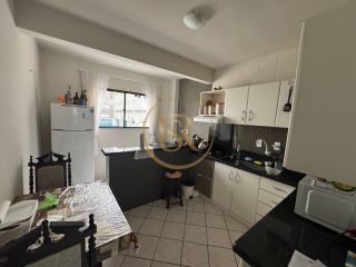 Apartamento à venda com ótima localização no bairro Meia Praia