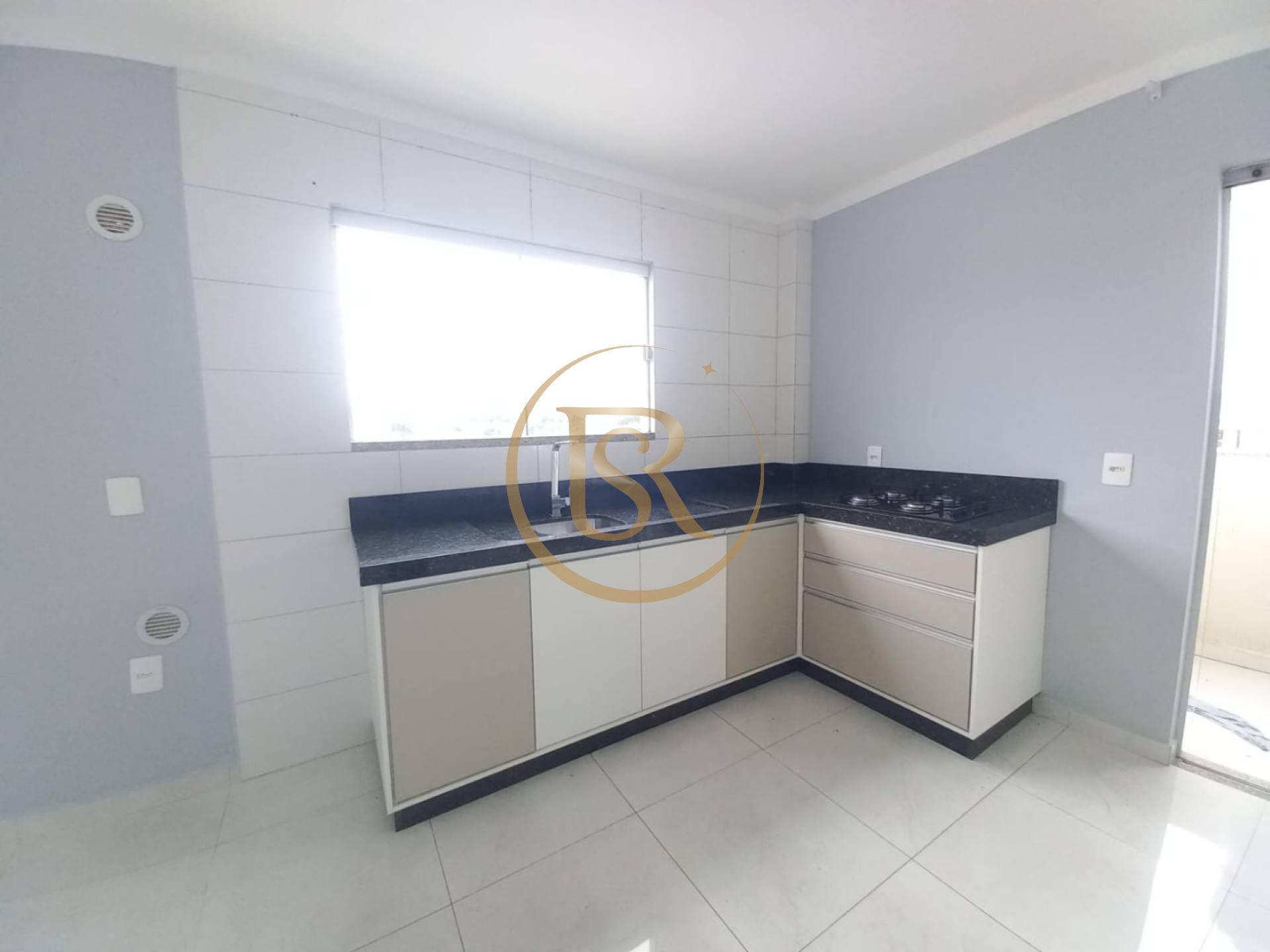 Apartamento com móveis na cozinha