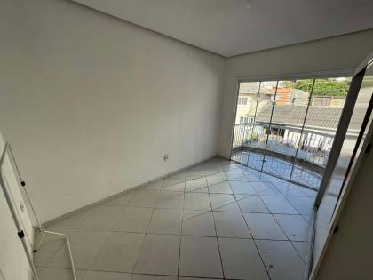 Sobrado disponível para locação anual em Meia Praia