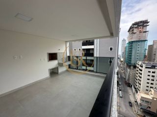 Apartamento na Meia Praia lazer diferenciado
