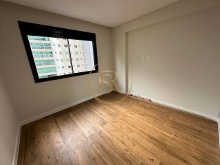 Apartamento na Meia Praia lazer diferenciado