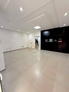 Sala comercial disponível para locação anual na Meia Praia