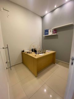 Sala comercial no coração de Meia Praia