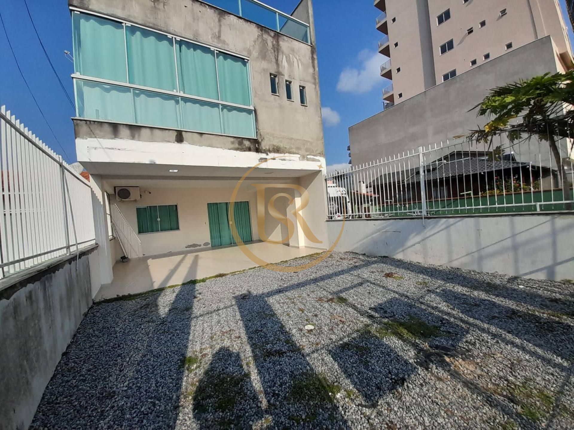 Casa Triplex disponivel para locação anual