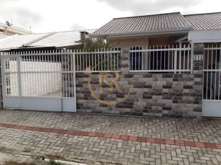 Casa disponível para locação anual no Perequê.