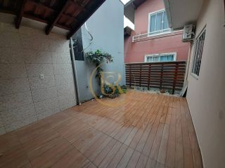 Casa disponível para locação anual no Perequê.