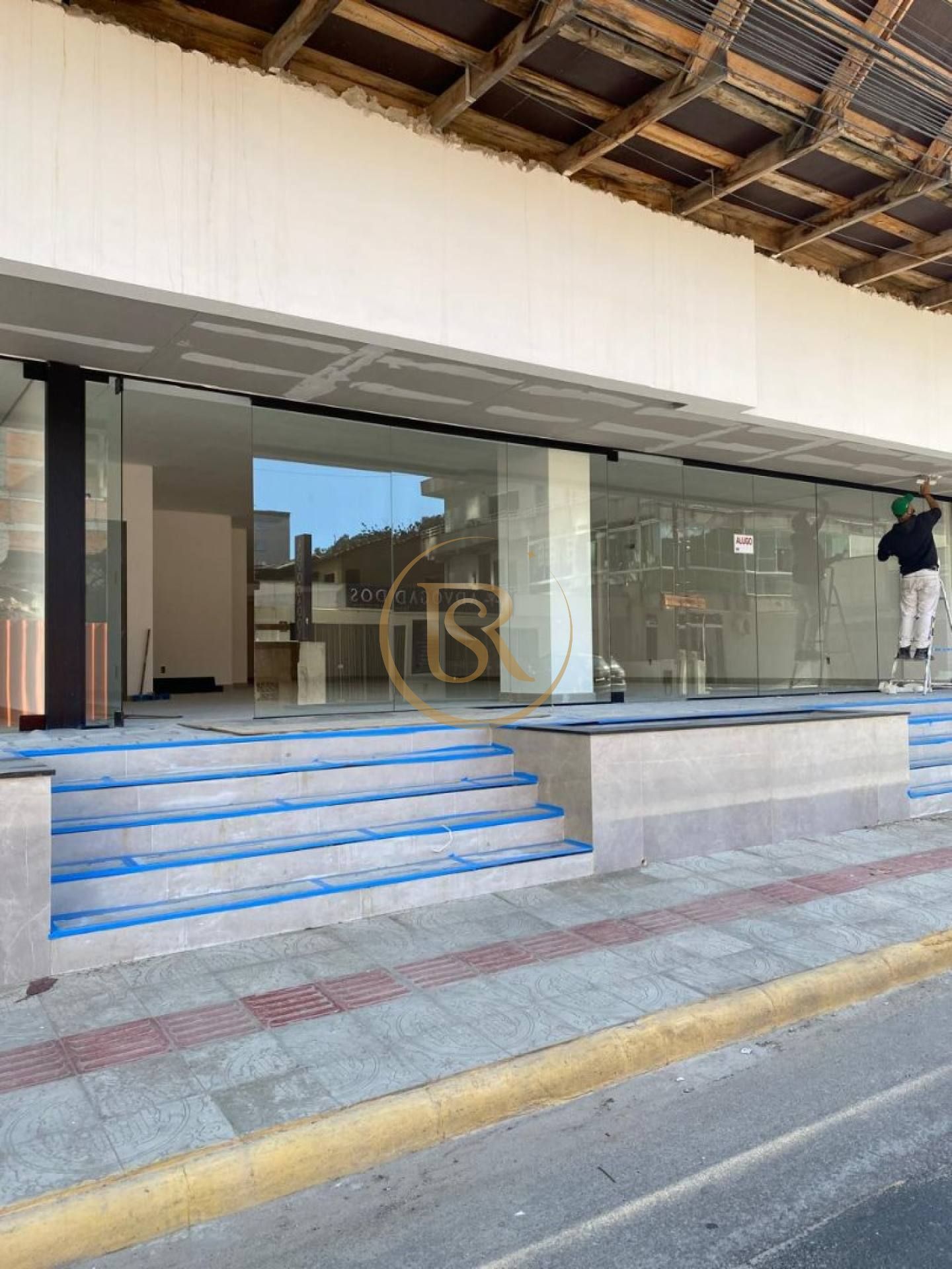 Ampla sala comercial no Morretes