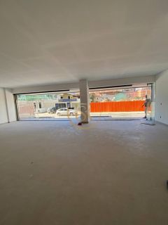 Ampla sala comercial no Morretes