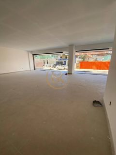 Ampla sala comercial no Morretes