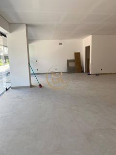 Ampla sala comercial no Morretes