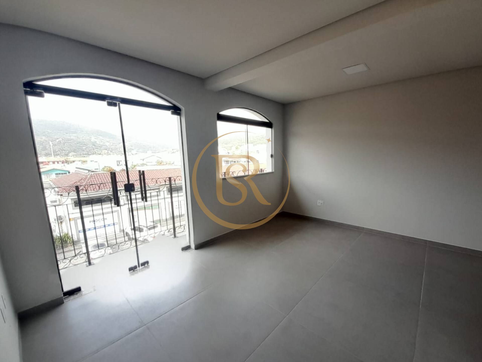 Sala comercial para locação anual no centro de Porto Belo