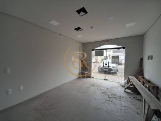 Sala térrea comercial disponível para locação anual no centro de Porto Belo