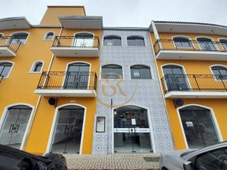 Sala térrea comercial disponível para locação anual no centro de Porto Belo