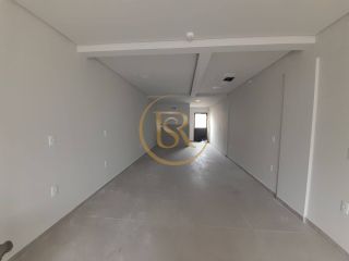 Sala térrea comercial disponível para locação anual no centro de Porto Belo