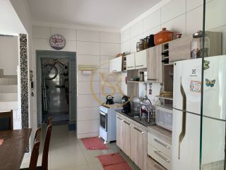 Sobrado à venda no Perequê