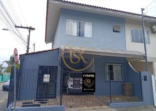 Sobrado de esquina no Centro de Camboriú