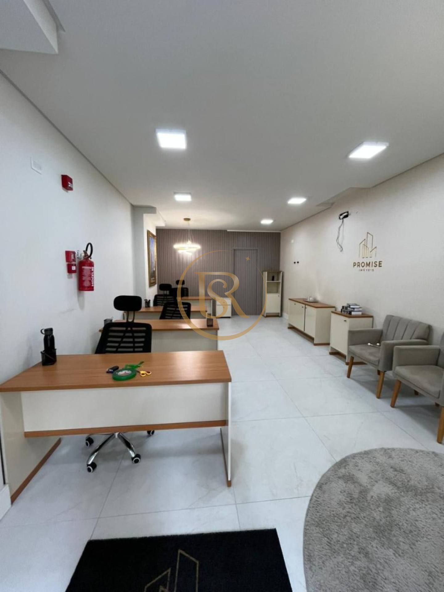 Sala comercial mobiliada disponível para locação anual no bairro Morretes