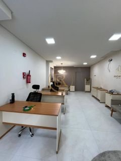 Sala comercial mobiliada disponível para locação anual no bairro Morretes