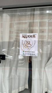 Sala comercial mobiliada disponível para locação anual no bairro Morretes