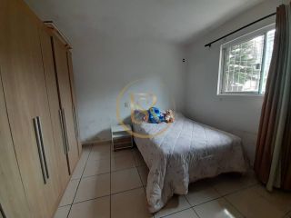 Casa sozinha no terreno