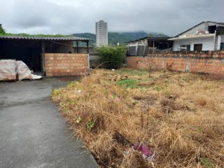 Casa sozinha no terreno